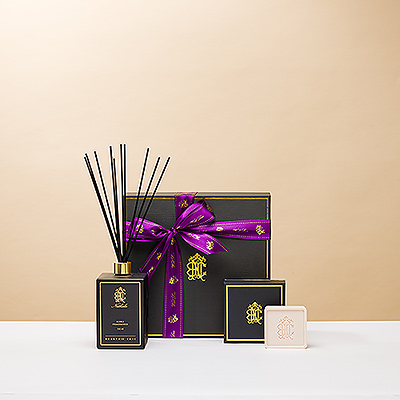 An established name when it comes to a sense of luxury and quality is Le Parfum de Nathalie. Their latest gift box is no exception. The look of this gorgeous black box is only surpassed by its contents.