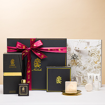 Another beautiful item from the Le Parfum de Nathalie collection is the Mountain Chic Countess Gift Box . The wonderful premium black packaging first hides a beautiful floral scene in gold foil.