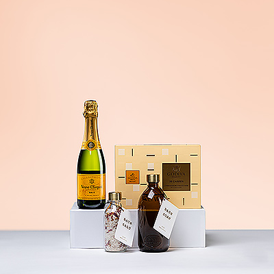 Stil, Qualität und Wohlbefinden sind in diesem Premium-Geschenk vereint. Schenken Sie einem besonderen Menschen eine friedliche Verwöhnung mit der perfekten Kombination aus Wellmark Spa-Behandlungen, luxuriösem Veuve Clicquot Champagner und köstlicher Godiva-Schokolade. Es ist das perfekte Geschenk für Paare oder alle, die sich eine Auszeit gönnen möchten.