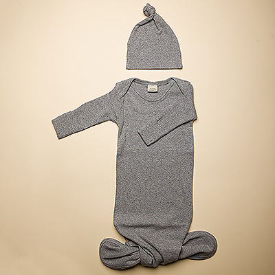 Welcome the new baby with this Mushie baby essentials gift set! This newborn gift includes an organic cotton knotted baby gown with matching beanie. The breathable, lightweight cotton will keep the little one comfy and cozy all night.
