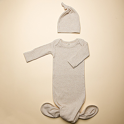 Welcome baby with this Mushie baby essentials gift set! This newborn gift includes an organic cotton knotted baby gown with matching beanie. The breathable, lightweight cotton will keep the little one comfy and cozy all night.