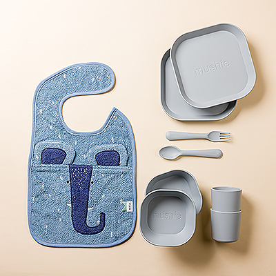 Mit diesem Mushie Dinner Set und Mrs. Elephant Lätzchen von Trixie wird das Abendessen gesund, fröhlich und lustig. Es ist eine tolle Geschenkidee zur Babyparty oder für Neugeborene.