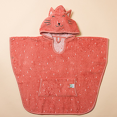 Haz que tu pequeño se abrigue rápidamente con esta adorable capa de baño de algodón orgánico Trixie. Con su encantador diseño de animales y su tejido de rizo absorbente, es perfecta para ponérsela después de darse un baño caliente o chapotear en la piscina.