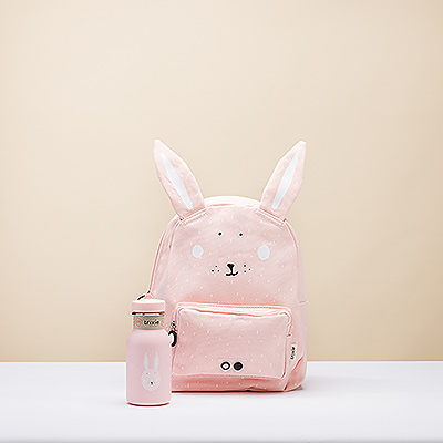 Tu pequeño estará listo para la vuelta al cole o para las aventuras diarias con este adorable conjunto de mochila y botella de agua de acero inoxidable de Trixie.