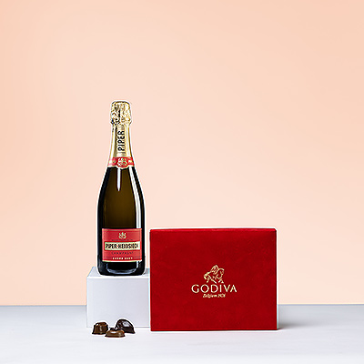 Celebre los momentos románticos más importantes de la vida con el espumoso champán Piper Heidsieck acompañado de deliciosos bombones Godiva en un precioso estuche de terciopelo rojo.
