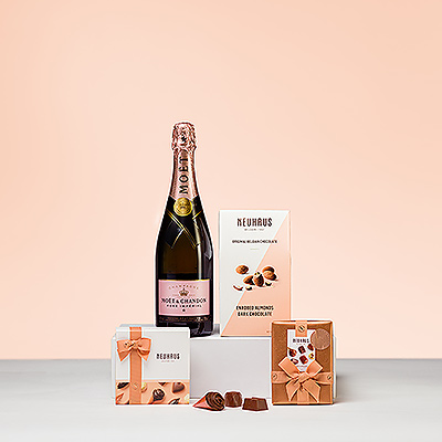 Deleite a alguien especial con el decadente Chocolate Belga Neuhaus maridado con el hermoso Champagne Moët & Chandon Rosé Impérial.