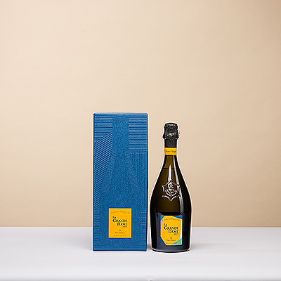 Veuve Clicquot La Grande Dame Artist 2012 est un champagne vif et enjoué élaboré avec 90% de pinot noir en hommage à Madame Clicquot.