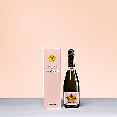 Champagne Veuve Cliquot Brut Rosé es una creación magistral de 50 a 60 crus diferentes que es suave como la seda, vibrante y rebosante de frutos rojos como las fresas.