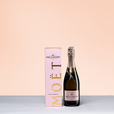 Genießen Sie die exquisite Schönheit von Moët & Chandon Rosé Impérial. Dieser lebendige und intensiv rosafarbene Champagner hat ein verlockendes Bouquet von roten Früchten wie Walderdbeere, Himbeere und Kirsche mit einem Hauch von Rose und Pfeffer. Der Moët Rosé Champagner ist ein wahrer Trinkgenuss und bietet ein perfektes Gleichgewicht zwischen Frische und einem runden Abgang.