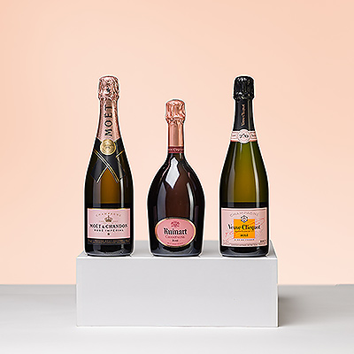 Este precioso regalo de degustación de champán rosado es el epítome de la elegancia y el estilo. El trío VIP de champán está compuesto por Veuve Cliquot Brut Rosé, Ruinart Rosé y Moët & Chandon Rosé Impérial.