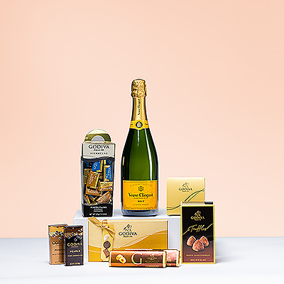 Beeindrucken Sie sie mit der kultigen Kombination aus Veuve Clicquot Brut Champagner und luxuriösen Godiva-Pralinen. Dieses köstliche Champagner- und Schokoladengeschenk ist ein Favorit zum Verschenken und Empfangen.