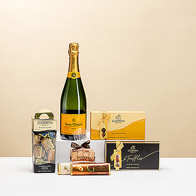 Beeindrucken Sie sie mit der kultigen Kombination aus Veuve Clicquot Brut Champagner und luxuriösen Godiva-Pralinen. Dieses köstliche Champagner- und Schokoladengeschenk ist ein Favorit zum Verschenken und Empfangen.