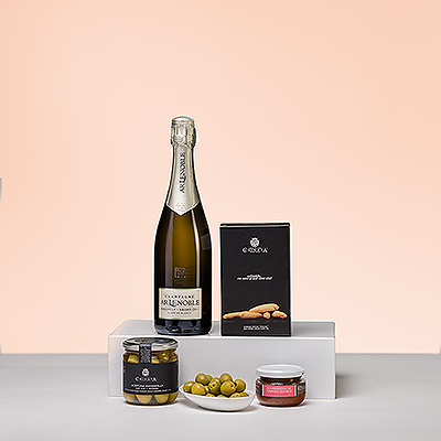 ¿Qué puede haber mejor que disfrutar de una copa de champán con aperitivos gourmet? El Champagne Lenoble Brut se combina con sabrosos aperitivos europeos para hacer el regalo perfecto.