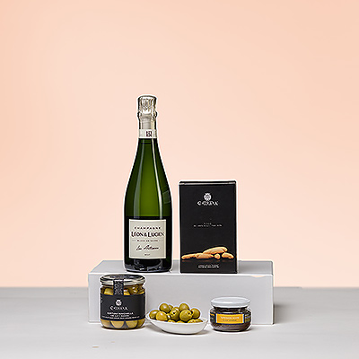 Was gibt es Schöneres, als ein Glas Champagner mit pikanten Gourmet-Snacks zu genießen? Der Champagner von Léon & Lucien in Kombination mit herzhaften europäischen Snacks ist das perfekte Geschenk.