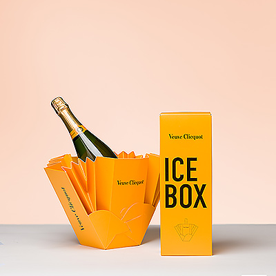 Erleben Sie die kultige Eleganz von Veuve Clicquot Brut Champagner in einer limitierten Eisbox. Die einzigartige Geschenkbox verwandelt sich in eine tragbare Eisbox, damit Sie Ihren Champagner überall gekühlt trinken können. Fügen Sie einfach Eis hinzu!