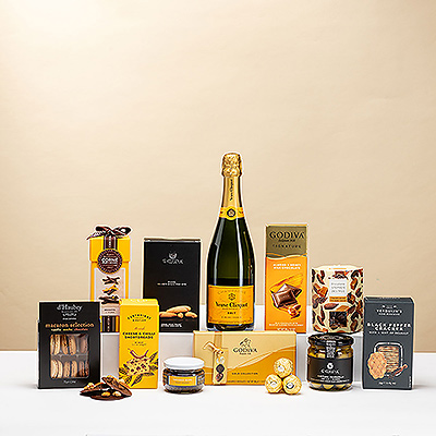 For a gift that combines top brands with an abundance of rich flavors, the Ultimate Gourmet Veuve Clicquot is the perfect choice. Your friends, family, and colleagues will enjoy every moment of this sumptuous gift box, thanks to the generous collection of delicious snacks paired with iconic Veuve Clicquot Champagne.