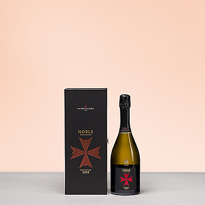 Wir präsentieren Ihnen einen außergewöhnlichen Jahrgangschampagner: Lanson Cuvée Noble Brut 2004. Dieser Jahrgangschampagner ist das Ergebnis einer glücklichen Ernte und verbindet die kalkige Finesse des Chardonnay mit der strukturellen Eleganz des Pinot Noir. Er entfaltet seinen Glanz in einem kristallinen, goldenen Kleid, das von einer feinen Spritzigkeit unterstrichen wird. Nachdem er fast zwei Jahrzehnte lang in den Kellern des Maison Lanson im Herzen von Reims gereift ist, ist dieser außergewöhnliche Champagner nun bereit, genossen zu werden.