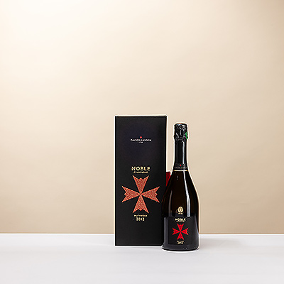 Wir präsentieren Ihnen einen außergewöhnlichen Jahrgangschampagner: Lanson Cuvée Noble Brut. Dieser Jahrgangschampagner ist das Ergebnis einer glücklichen Ernte und verbindet die kalkige Finesse des Chardonnay mit der strukturellen Eleganz des Pinot Noir. Er entfaltet seinen Glanz in einem kristallinen, goldenen Kleid, das von einer feinen Spritzigkeit unterstrichen wird. Nachdem er fast zwei Jahrzehnte lang in den Kellern des Maison Lanson im Herzen von Reims gereift ist, ist dieser außergewöhnliche Champagner nun bereit, genossen zu werden.