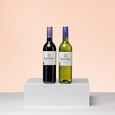 Stellenrust ist ein Fairtrade-zertifiziertes Familienweingut in Südafrika, dessen Motto lautet "where excellence meets wineemaking". Dieses schöne "Kleine Rust"-Rotwein-Geschenk mit Weinprobe ist ein köstliches, trinkbares Weingeschenk für jeden Anlass.