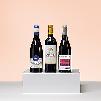 El vino francés es la personificación del lujo y el placer. Este trío de finos vinos franceses ofrece un regalo elegante para ocasiones de negocios, cumpleaños, regalos de agradecimiento y para dar la enhorabuena.