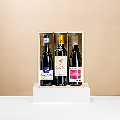 El vino francés es la personificación del lujo y el placer. Este trío de finos vinos franceses ofrece un regalo elegante para ocasiones de negocios, cumpleaños, regalos de agradecimiento y para dar la enhorabuena.