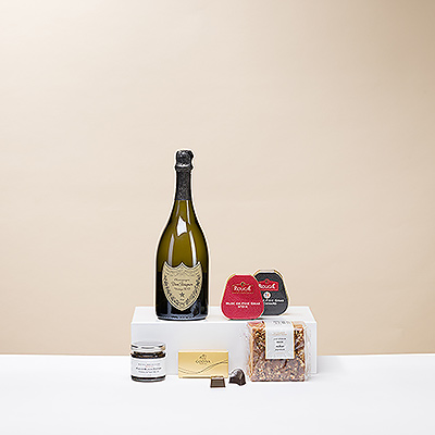 El lujo incomparable del champán Dom Pérignon Vintage 2013, el foie gras francés y los bombones belgas Godiva se dan cita en este suntuoso set de regalo. Cuando sólo lo mejor es suficiente, regálese esta prestigiosa declaración de gusto y estilo.