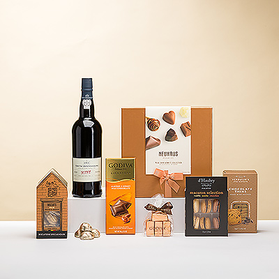 Los placeres del oporto fino y los chocolates belgas de primera calidad y otros dulces se combinan en este elegante regalo. El vino de Oporto Smith Woodhouse Fine Ruby es maravilloso para saborear con lujosos pralinés de chocolate belga Neuhaus, trufas Godiva, tabletas de chocolate y perlas de capuchino, ricos macarons y mucho más.