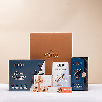Descubra el mundo del chocolate belga de primera calidad con esta exclusiva y lujosa caja de regalo llena de una selección de las mejores delicias de chocolate Neuhaus. Es un regalo maravilloso para presentar la gama Neuhaus a amigos o familiares.