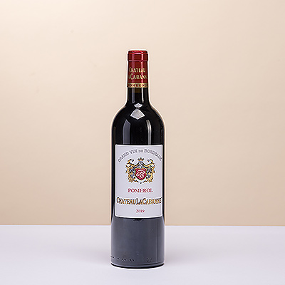 Château La Cabanne Pomerol Rouge ist ein prestigeträchtiger Pomerol, der sich im Glas tief und dunkel färbt. Diese schöne Assemblage aus 92 % Merlot und 8 % Cabernet Franc verströmt in der Nase herbstliche Düfte wie trockenes Laub, Pilze und Moschus, die durch kleine schwarze Früchte gut ausgeglichen werden.