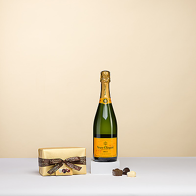 Presentamos un regalo que es pura perfección: el emblemático champán Veuve Clicquot Brut y un Godiva Ballotin envuelto en oro.
