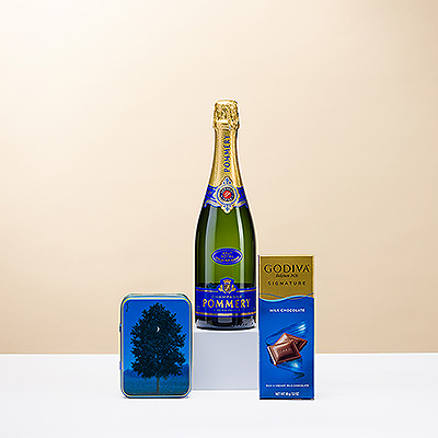 ¿Qué podría ser más delicioso que un burbujeante Champagne disfrutado con chocolate y galletas? La combinación del elegante Champagne Pommery con una tableta de chocolate con leche Godiva Signature y una mini lata Jules Destrooper con deliciosas patatas fritas de mantequilla le encantará.