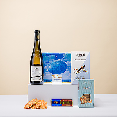 Un vino blanco francés fresco es el compañero perfecto para una deliciosa colección de bombones belgas y galletas gourmet.