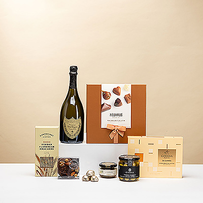 Algunos regalos son realmente lo último en lujo, estilo y placer. Este regalo gourmet VIP combina la elegancia incomparable del champán Dom Pérignon Vintage con los emblemáticos chocolates belgas Neuhaus y Godiva y las sabrosas aceitunas Manzanilla y galletas Gouda.