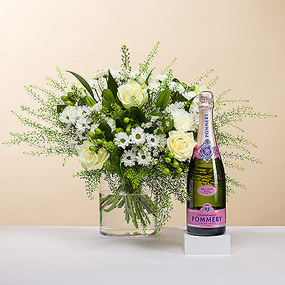 Treat her to a fresh white bouquet of flowers with the prettiest pink rosé Champagne. As bright as a twinkling diamond, we present you this stylish bouquet, all in white. The beautiful white roses are accompanied by different seasonal greenery.