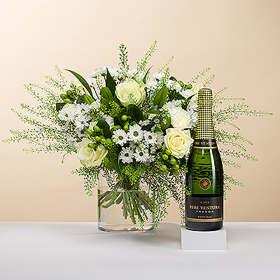 Tout comme un diamant étincelant, nous vous offrons ce bouquet élégant, tout blanc. Le bouquet est accompagné d'une bouteille festive de cava pétillant Pere Ventura Tresor Nature Brut pour une délicieuse expérience cadeau.