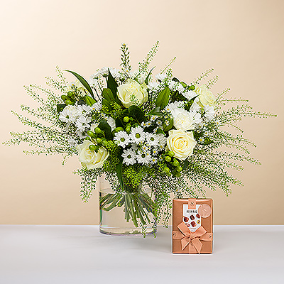 As bright as a twinkling diamond, we present you this stylish bouquet, all in white. The bouquet is accompanied by a 250g ballotin of luxury Neuhaus Belgian chocolate Masterpieces.