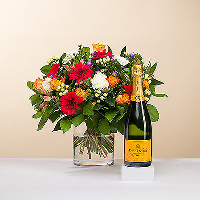 The Bouquet du Jour presented with iconic Veuve Clicquot Brut Champagne is the perfect gift for every occasion.