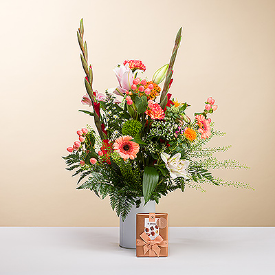 Make a splash with this brilliant bouquet with a gorgeous array of colors and a rich variety of textures. A 250g ballotin of luxury Neuhaus Belgian chocolate Masterpieces accompanies the spectacular bouquet.