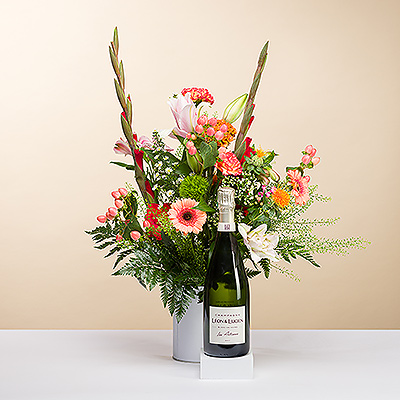 Make a splash with this brilliant bouquet with a gorgeous array of colors and a rich variety of textures. The spectacular bouquet is presented with Léon & Lucien Blanc de Noirs, a very drinkable French Champagne with fine bubbles, a fruity bouquet with notes of yeast, and a persistent mineral flavor on the palate.