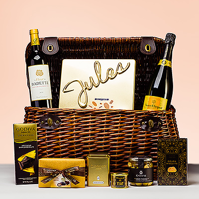 Presentamos una lujosa cesta de regalo repleta de suntuosos alimentos gourmet maridados con champán Veuve Clicquot Vintage y vino tinto francés La Fleur de Badette.