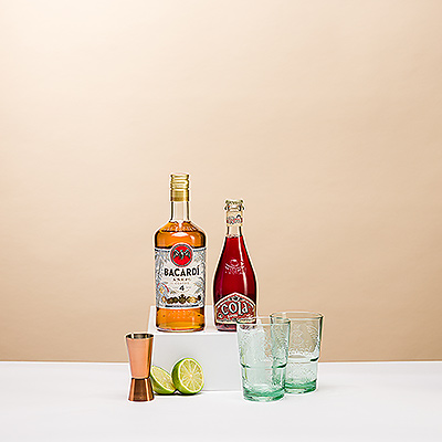 Begrüßen Sie das Wochenende mit dem klassischen Inselgetränk: Rum und Cola. Bacardi Añejo Cuatro reift mindestens vier Jahre lang unter der karibischen Sonne, um dem goldenen Rum einen weichen Geschmack mit Noten von Vanille, gerösteter Eiche und Kleehonig zu verleihen.