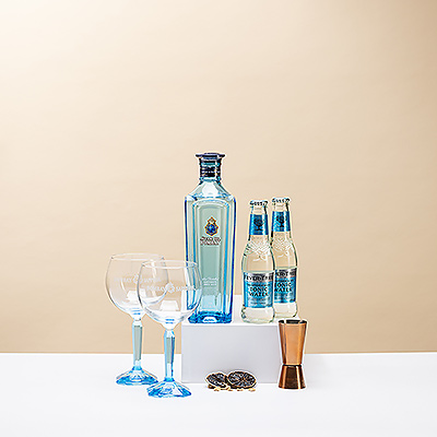 Machen Sie den perfekten Gin und Tonic mit dem legendären Star of Bombay Gin, präsentiert mit Fever Tree Mediterranean Tonic, einem Kupferjigger und einem Paar Bombay Sapphire Gläsern.