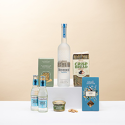 Relájese con un excelente vodka tónico acompañado de deliciosos aperitivos gourmet. Este elegante regalo combina el vodka Belvedere Pure con una pasta gourmet de calabacín a la albahaca de Provenza, sabrosas patatas fritas y almendras ecológicas con sal marina.