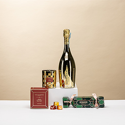 Celebra la Navidad con este exclusivo trío de regalo que incluye Bottega Gold Prosecco Spumante, seis bombones navideños Neuhaus y una lujosa vela perfumada Atelier Rebul Manzana y Canela de edición especial.