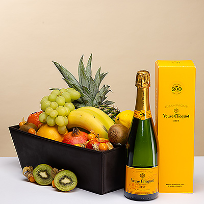 Esta preciosa cesta VIP de fruta fresca con champán Veuve Clicquot es un regalo elegante para cualquier ocasión.