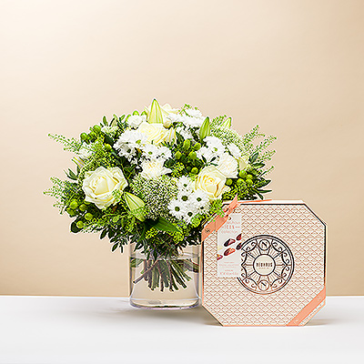 La combinación de nuestro ramo Simply White con la nueva caja de regalo Neuhaus Icon Collection es un regalo elegante para cualquier ocasión.
