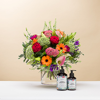 When you want to send the freshest flowers, let our skilled florists do the work for you. The Bouquet du Jour is a hand-tied bouquet created by our highly trained florists with the freshest seasonal flowers in our stock. The cheerful bouquet is accompanied by an uplifting set of hand soap and lotion by Amsterdam lifestyle brand The Gift Label.