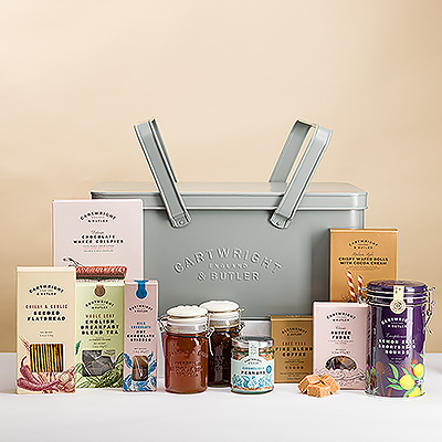 Der schöne Pocklington Luxury Picnic Tin Hamper ist eine köstliche Auswahl der feinsten Leckereien von Cartwright & Butler in einer wunderschönen grauen Dose.