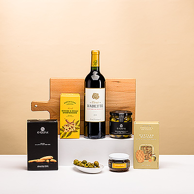 Haga que la hora de las tapas sea memorable con la combinación perfecta de vino tinto francés con aperitivos gourmet presentados con una tabla de madera para servir tapas.