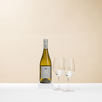 Genießen Sie eine elegante Flasche Haras de Pirque Chardonnay mit einem Paar schöner Schott Zwiesel Weingläser.